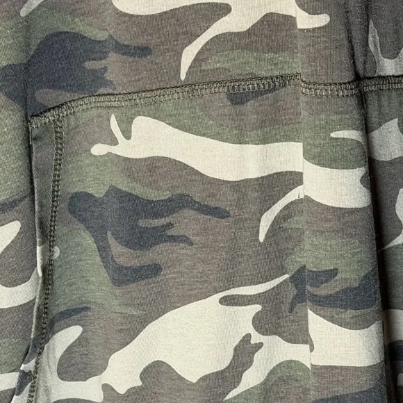 Camouflage Hoodie - Tee with front pocket - Picture 2 of 16